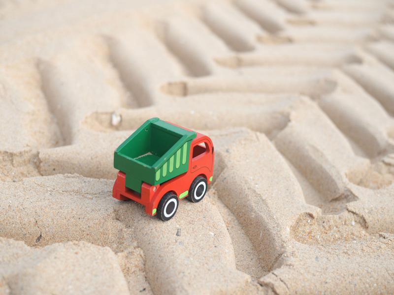 Spielzeug Lkw im Sand